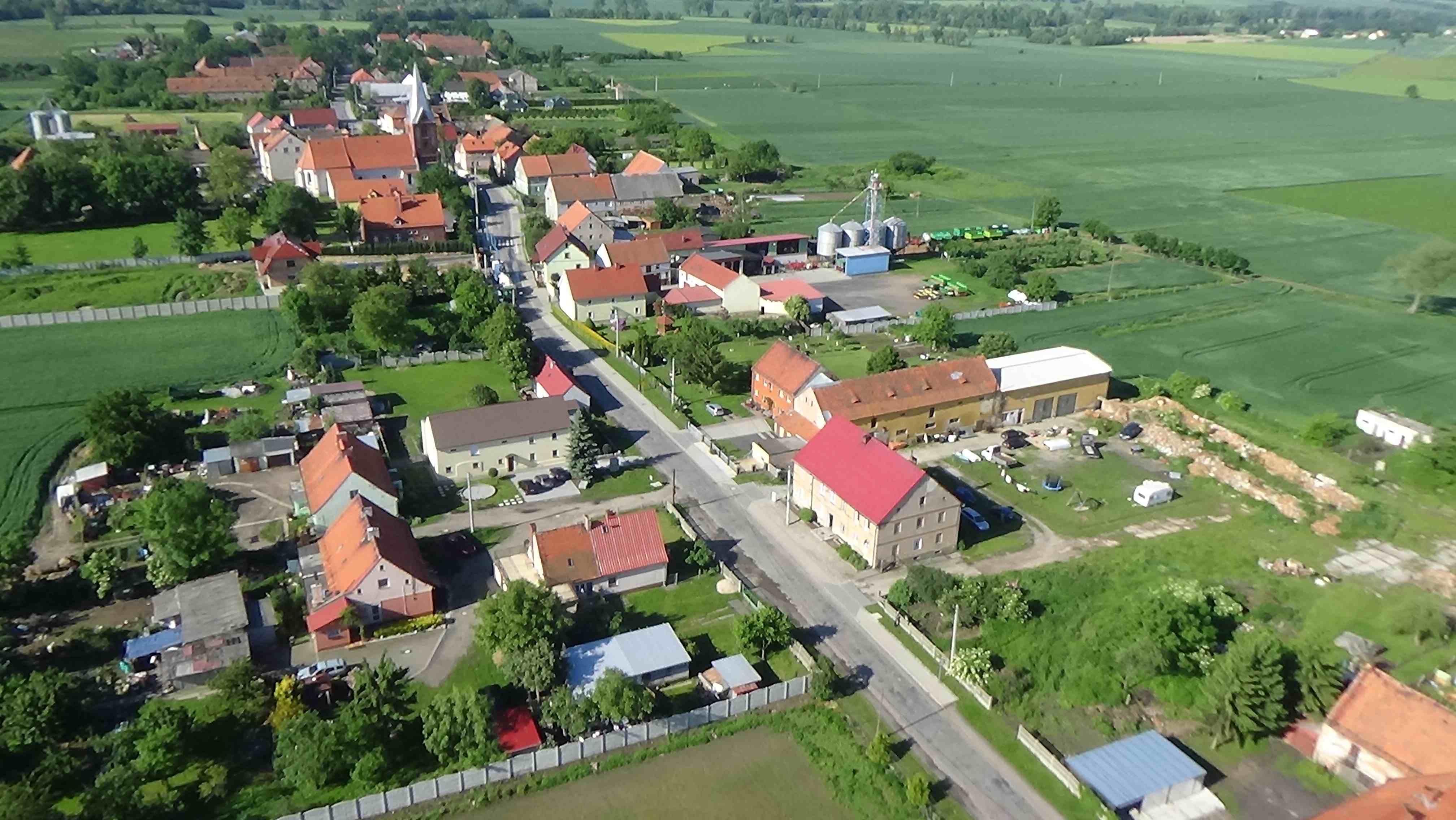 Mikołajowice z lotu ptaka. Zobacz jak wygląda wioska