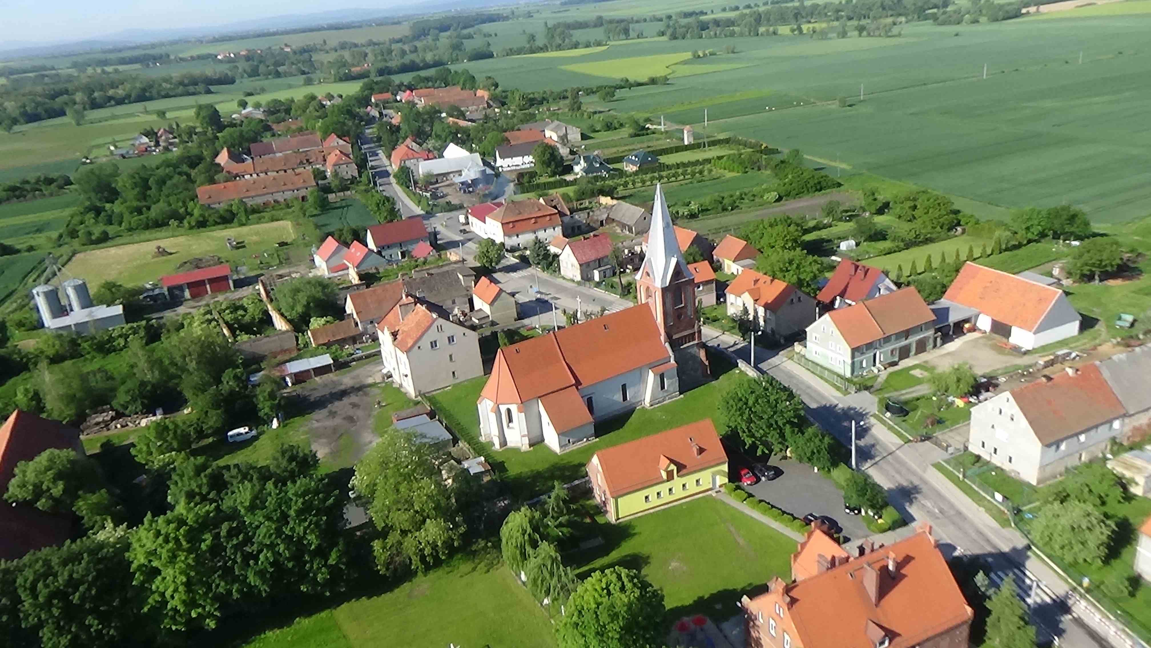 Mikołajowice z lotu ptaka. Zobacz jak wygląda wioska