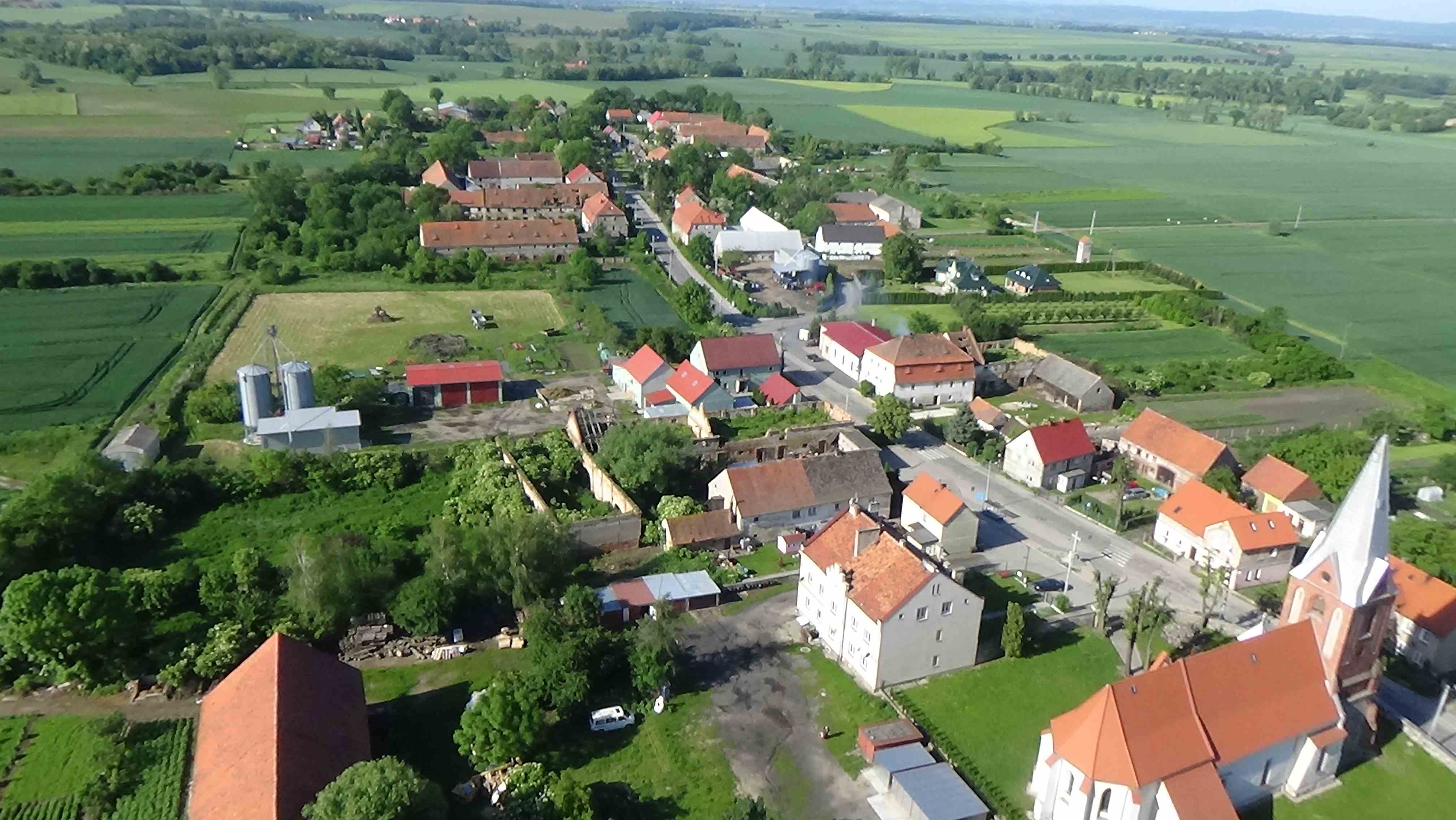 Mikołajowice z lotu ptaka. Zobacz jak wygląda wioska