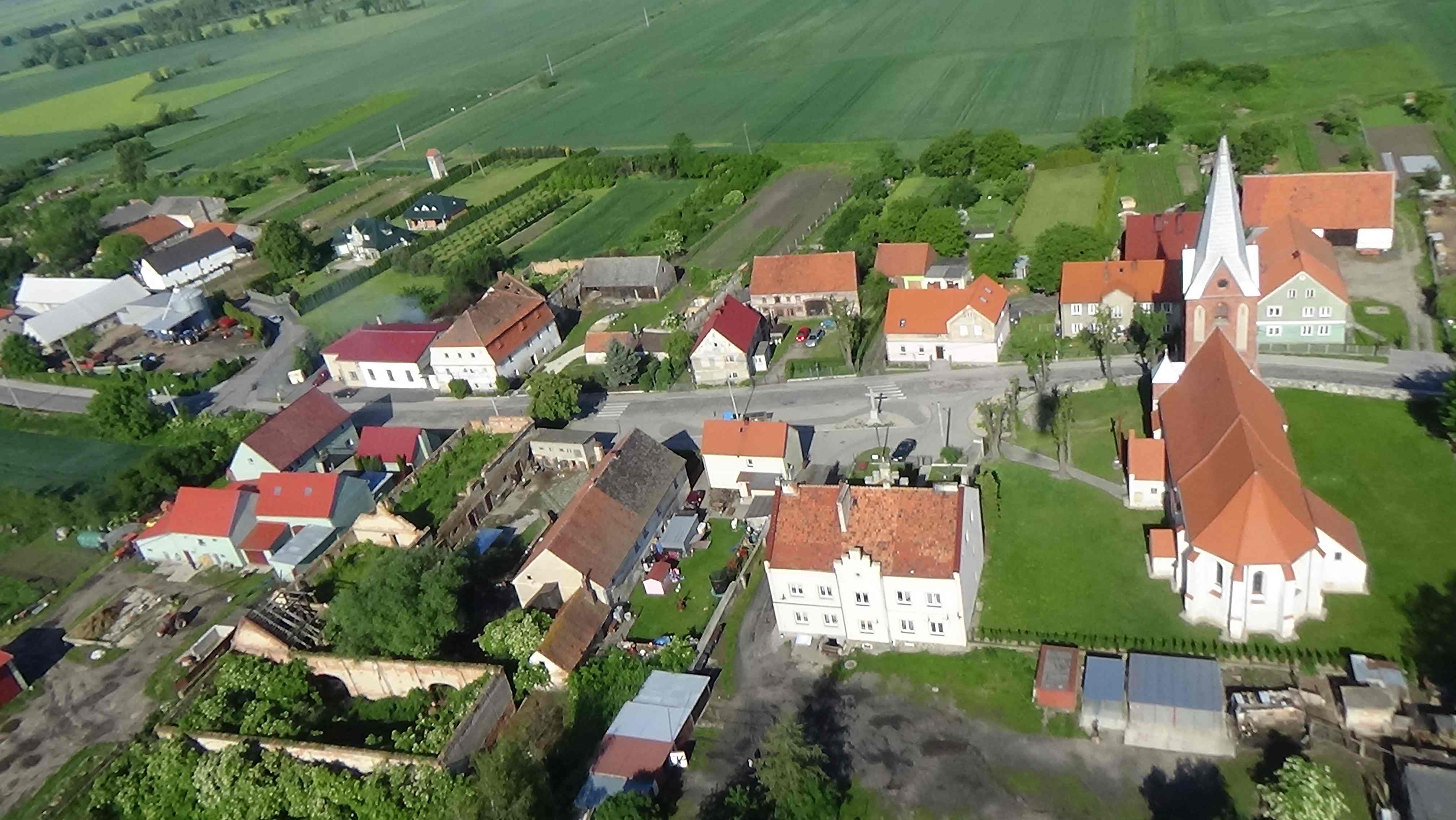 Mikołajowice z lotu ptaka. Zobacz jak wygląda wioska