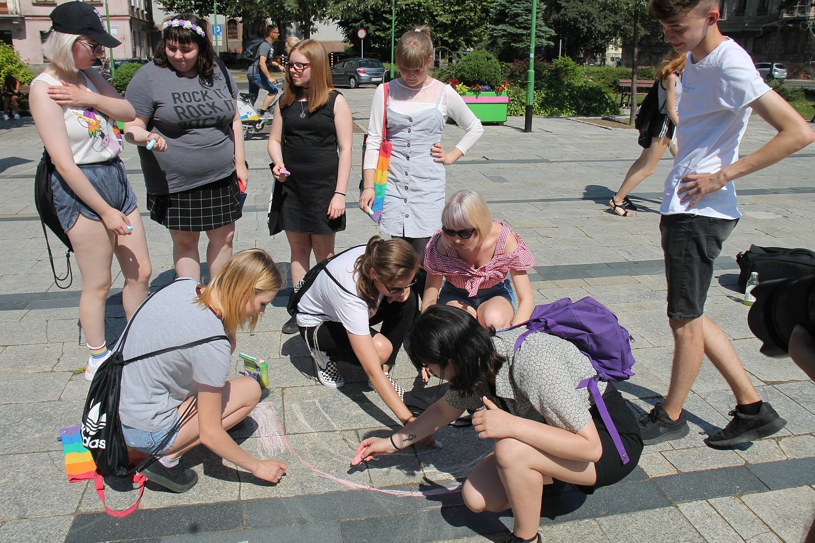 Malowanie tęczy przez Przedwiośnie celem poparcia LGBT