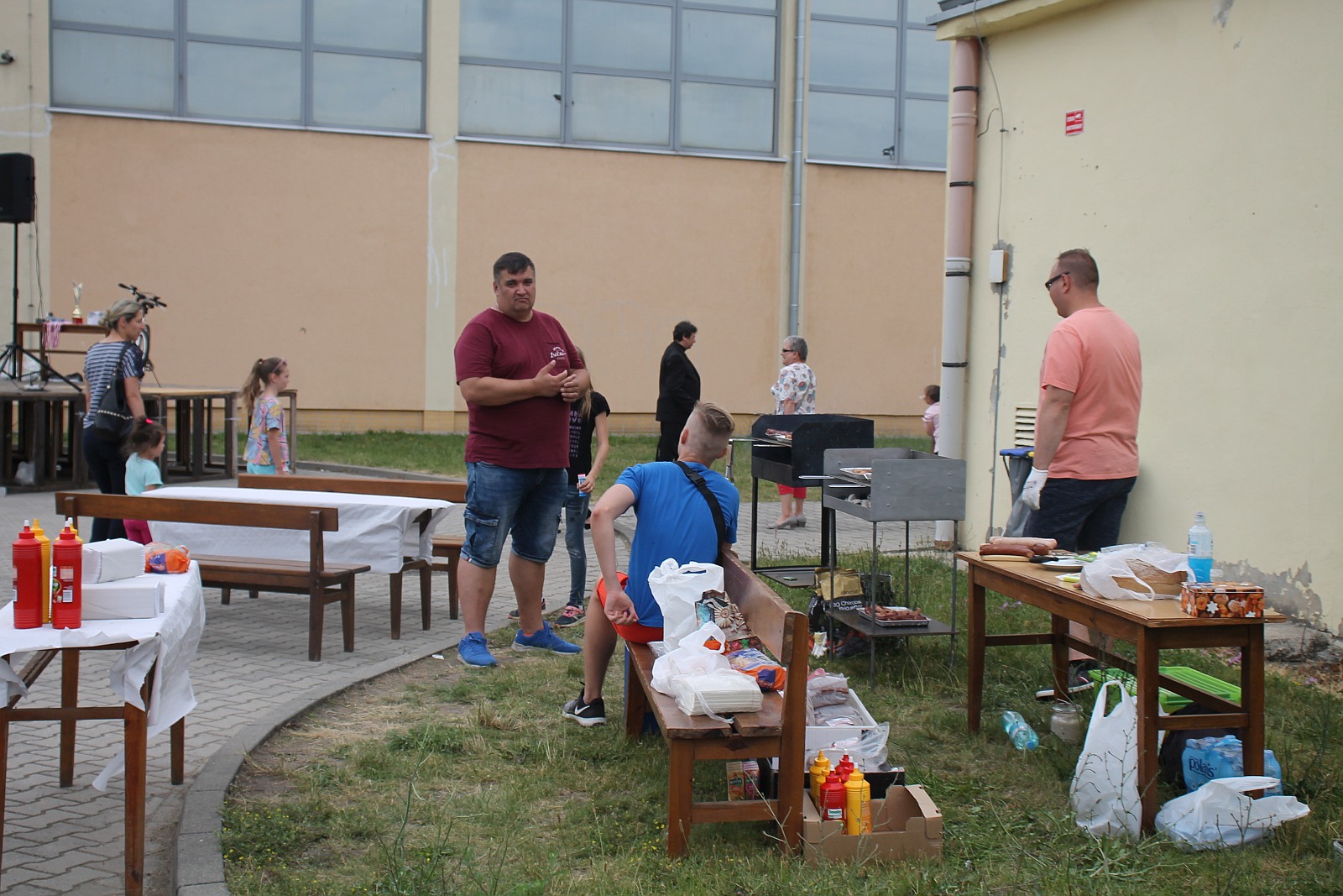 Festyn parafii Świętej Trójcy na gościnnym terenie SP nr 7