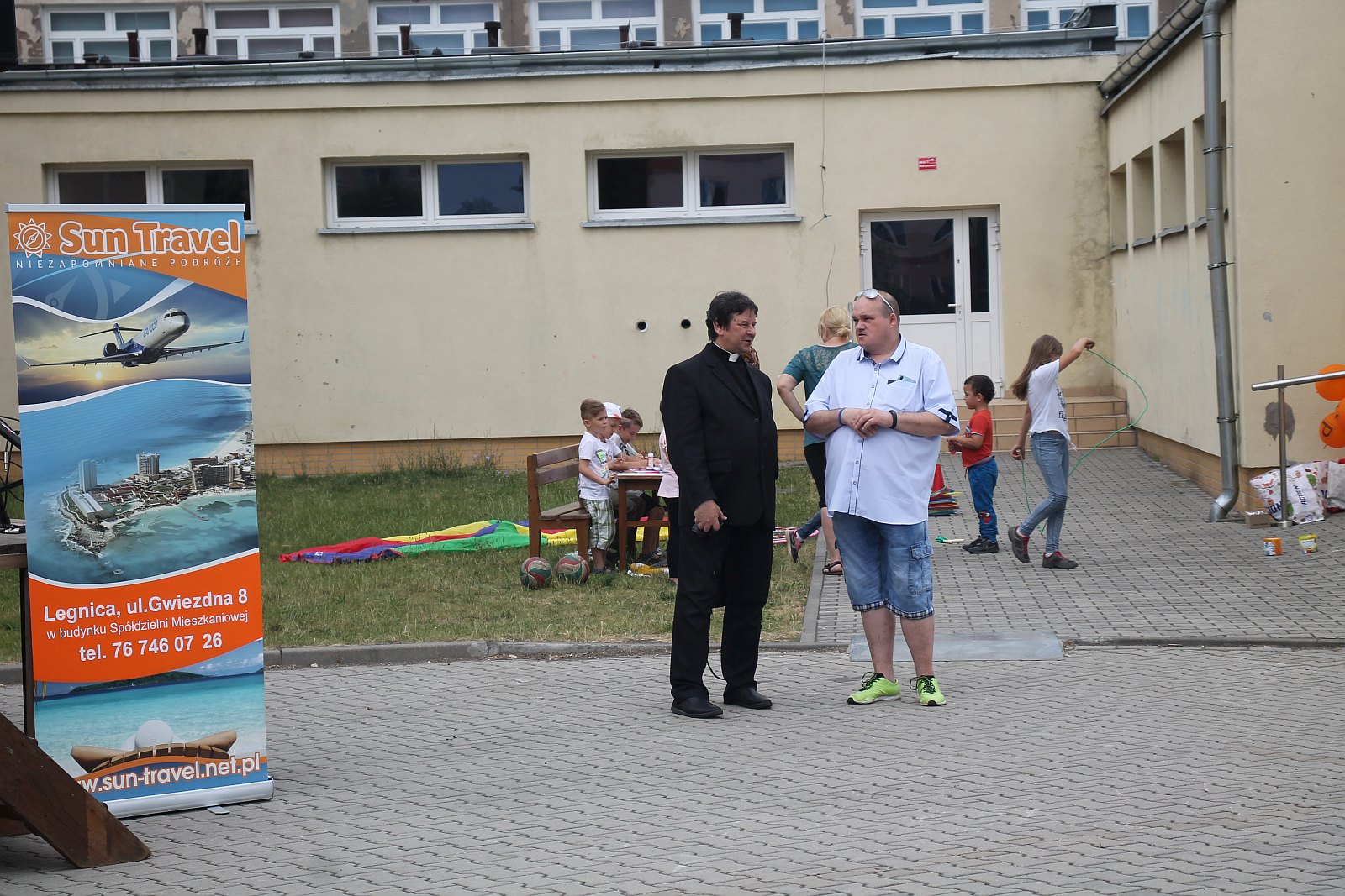 Festyn parafii Świętej Trójcy na gościnnym terenie SP nr 7