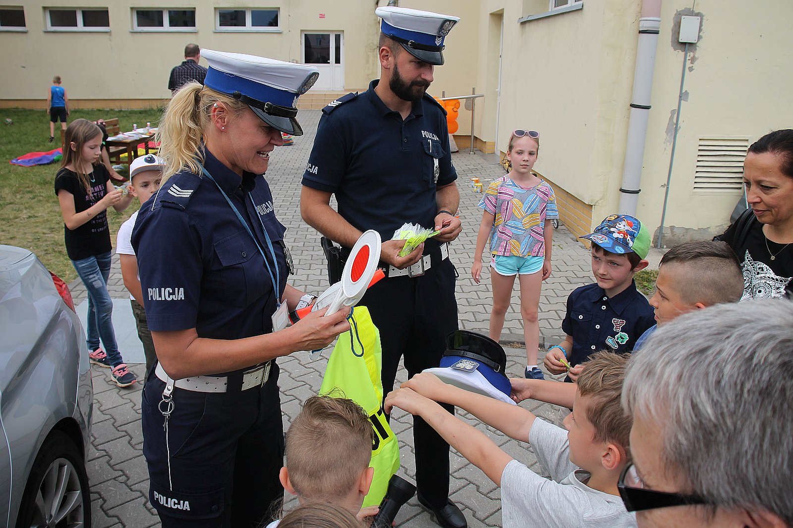 Festyn parafii Świętej Trójcy na gościnnym terenie SP nr 7