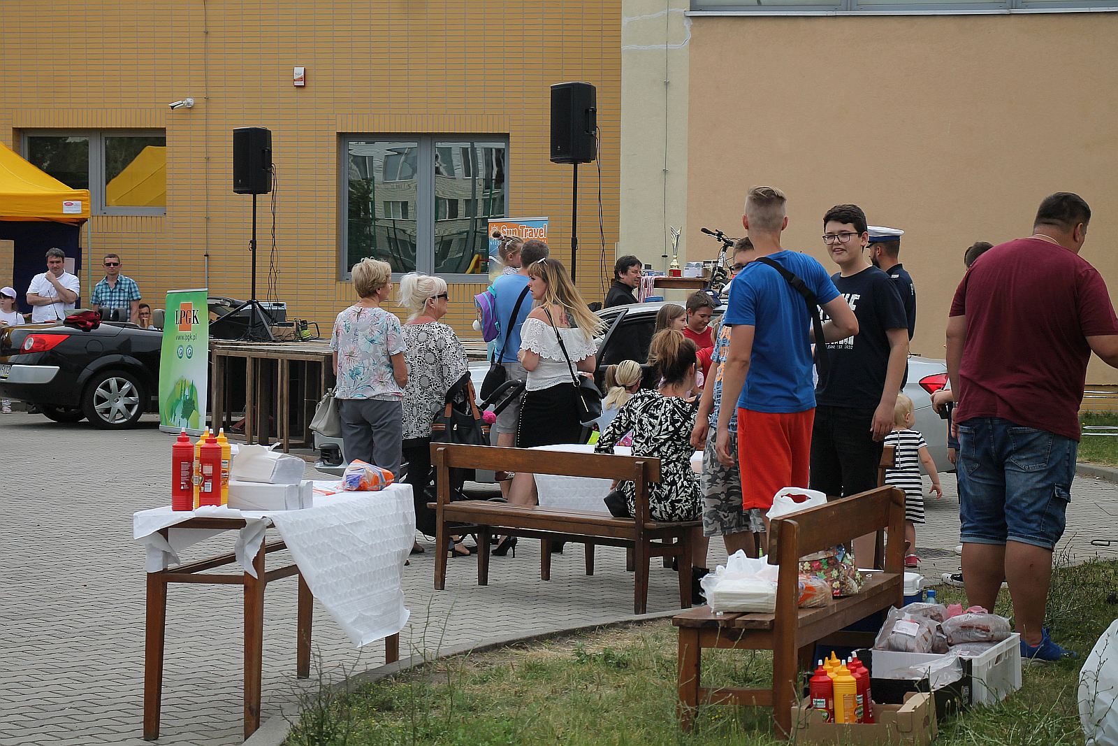 Festyn parafii Świętej Trójcy na gościnnym terenie SP nr 7
