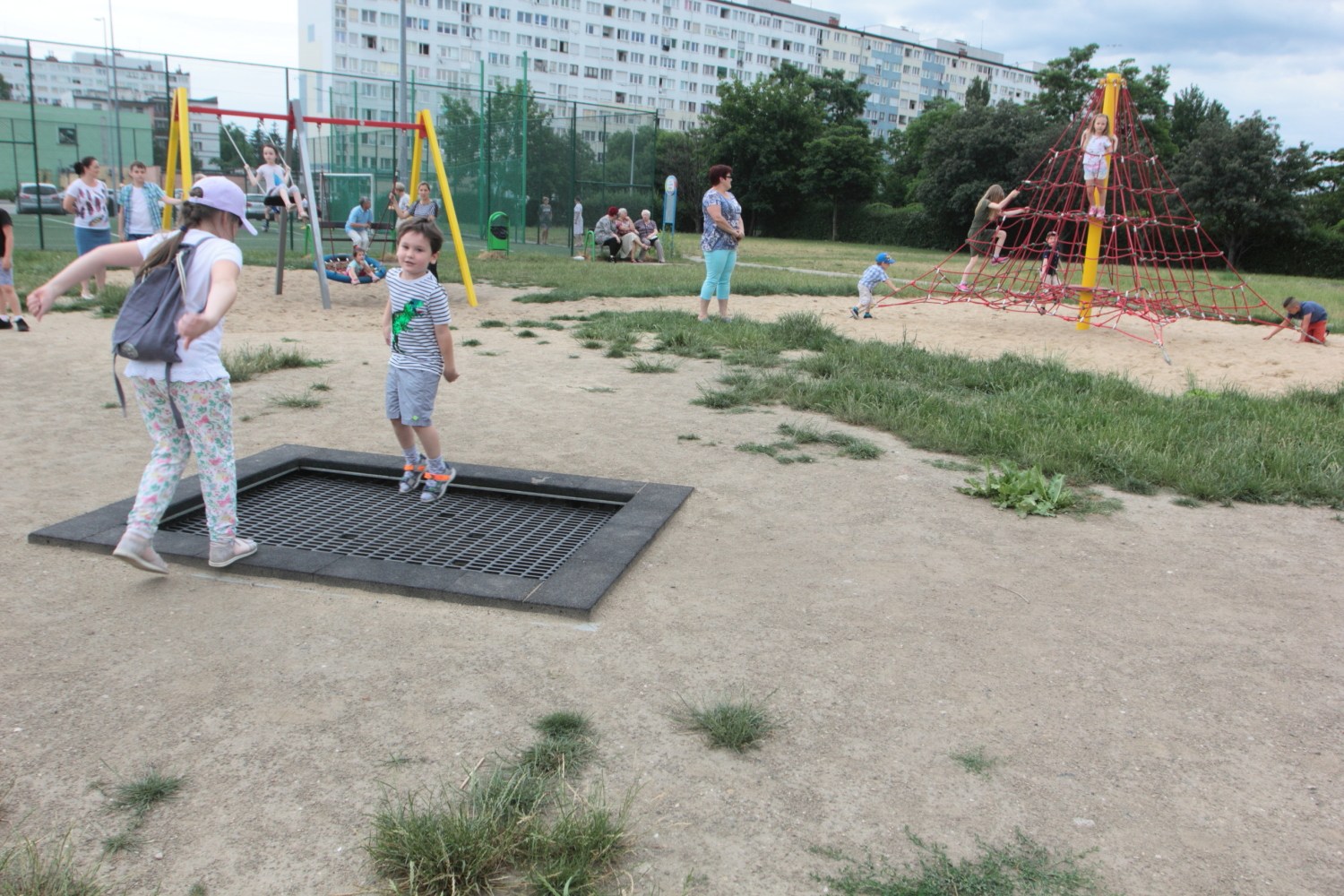 Festyn parafii Świętej Trójcy na gościnnym terenie SP nr 7