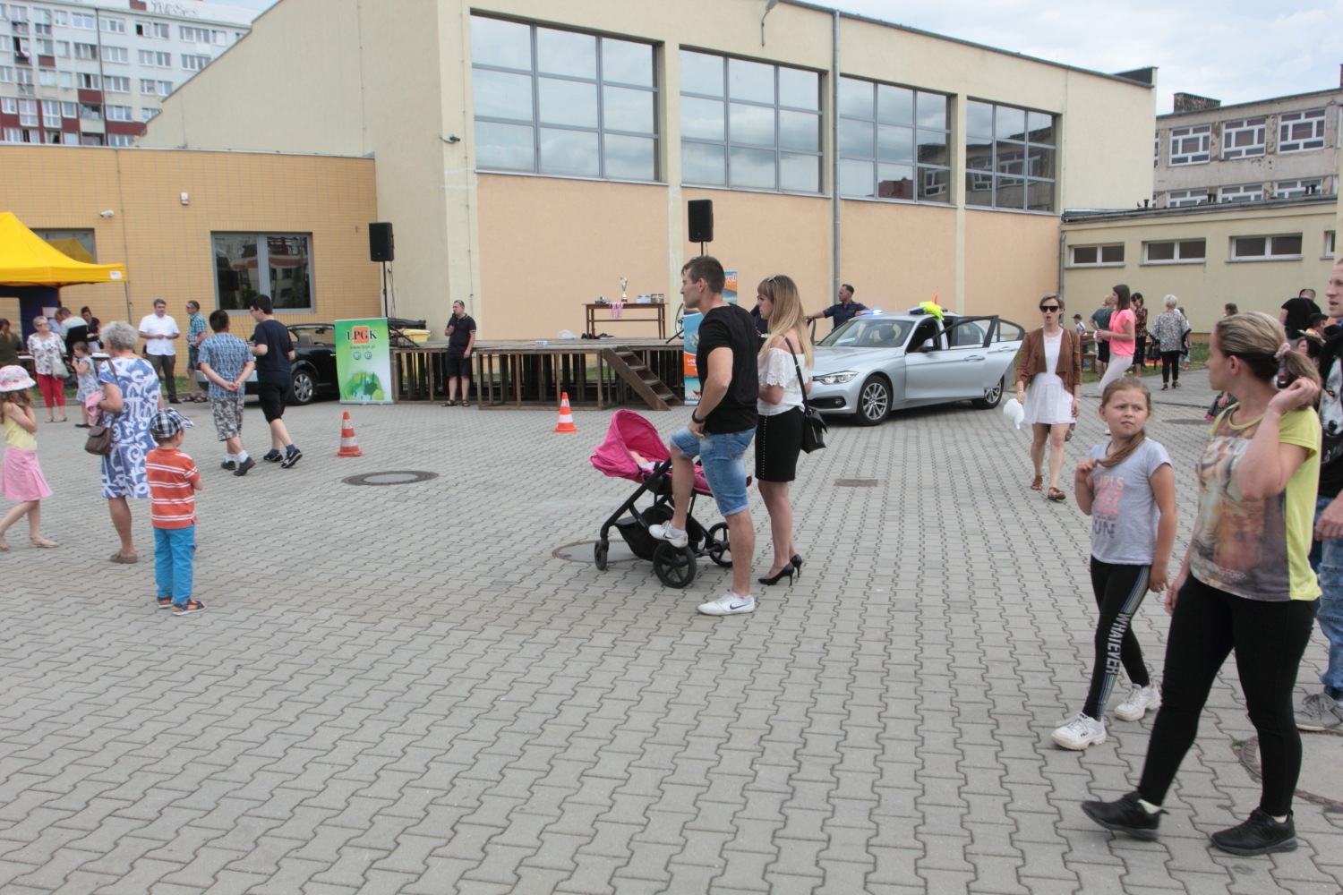 Festyn parafii Świętej Trójcy na gościnnym terenie SP nr 7