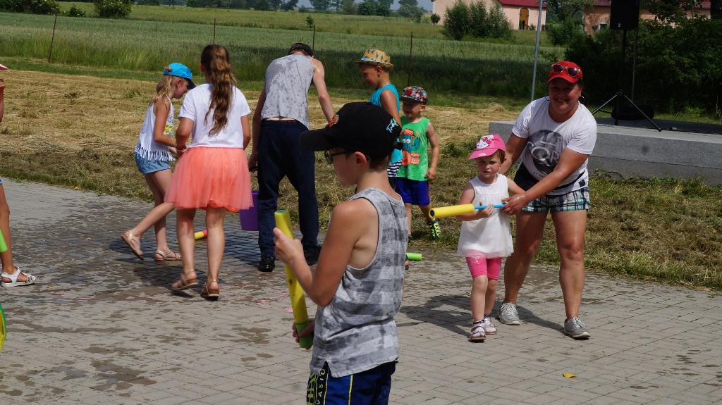 Biesiada Sąsiedzka w Piotrówku integrowała w słońcu i deszczu
