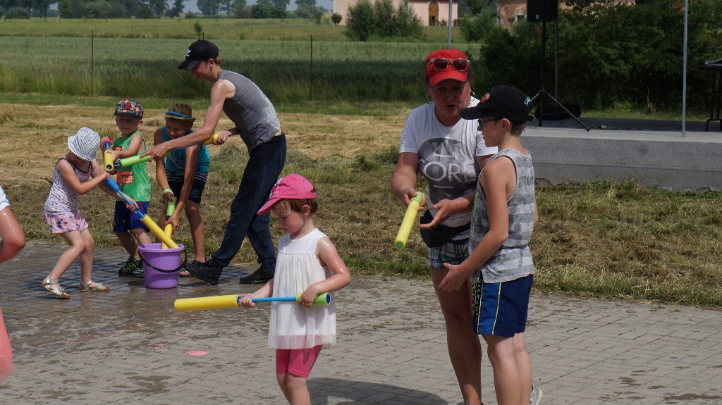 Biesiada Sąsiedzka w Piotrówku integrowała w słońcu i deszczu
