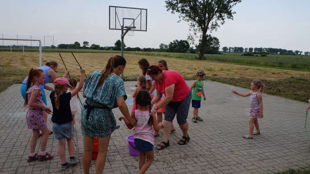 Biesiada Sąsiedzka w Piotrówku integrowała w słońcu i deszczu
