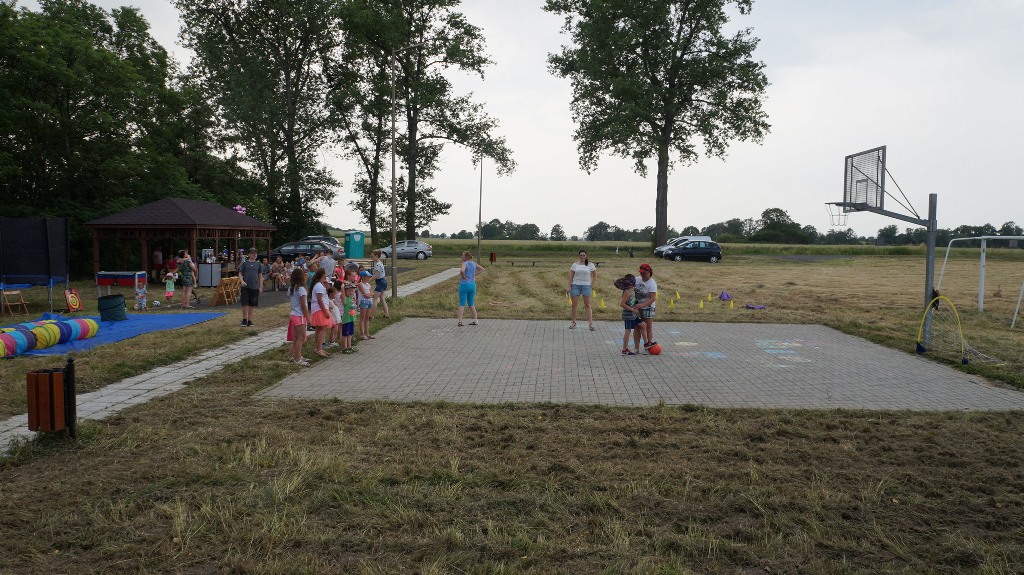 Biesiada Sąsiedzka w Piotrówku integrowała w słońcu i deszczu
