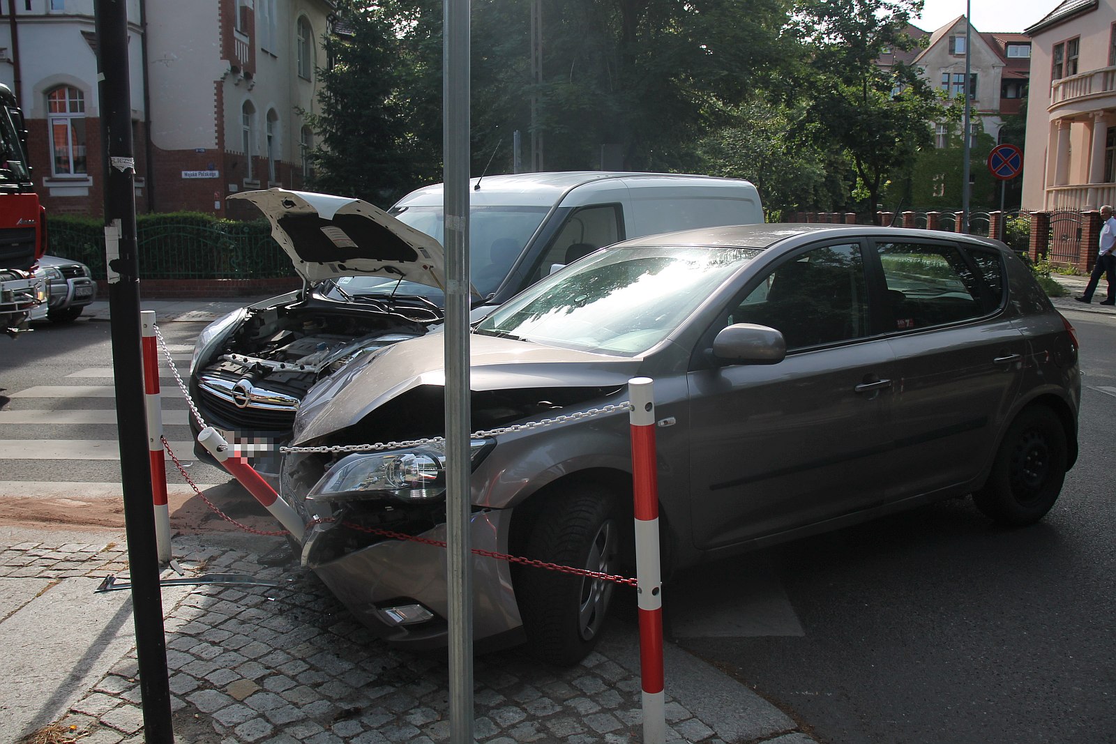Kolizja dwóch aut na ulicy Wojska Polskiego