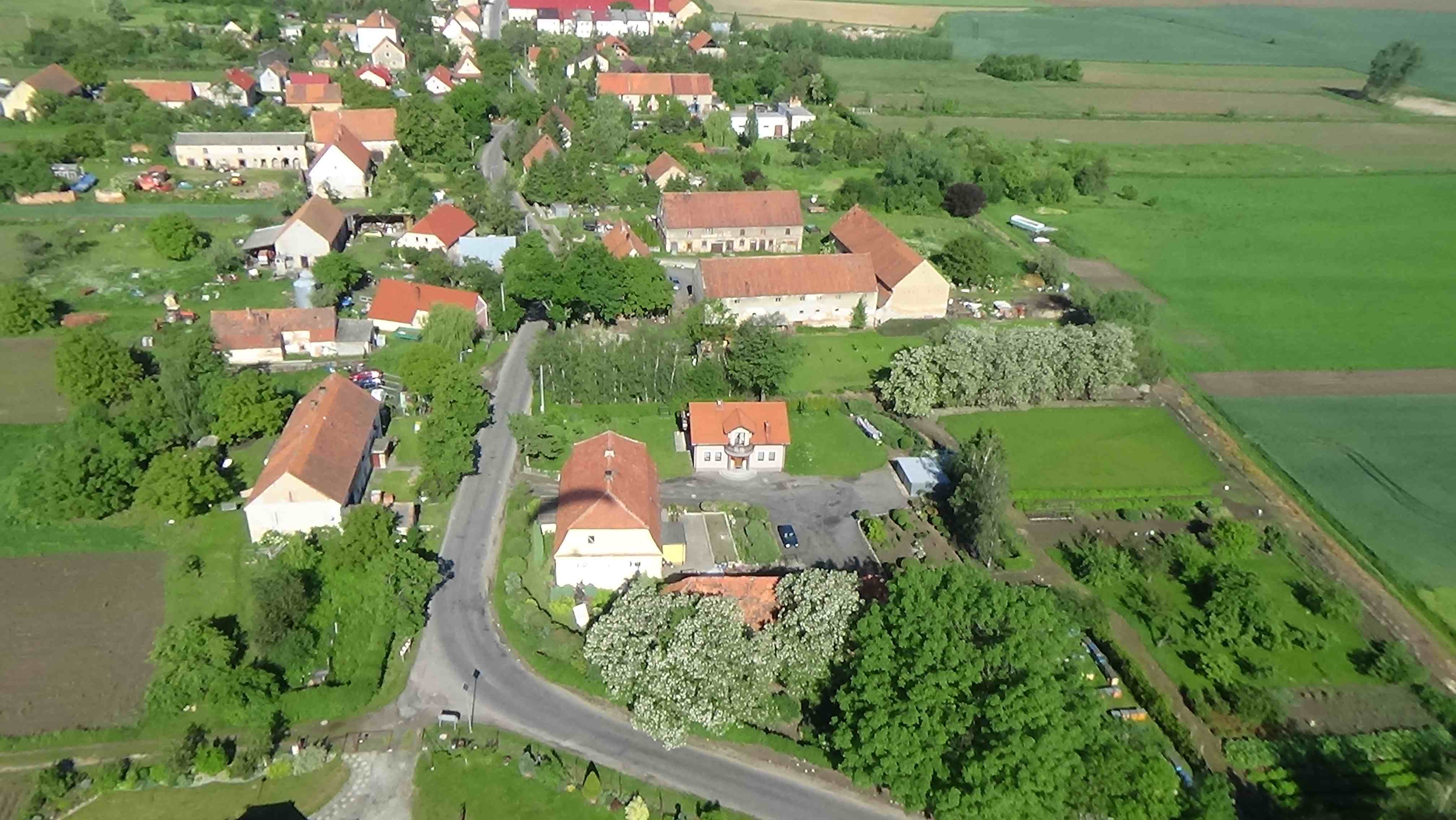 Księginice z lotu ptaka. Zobacz jak wygląda wioska
