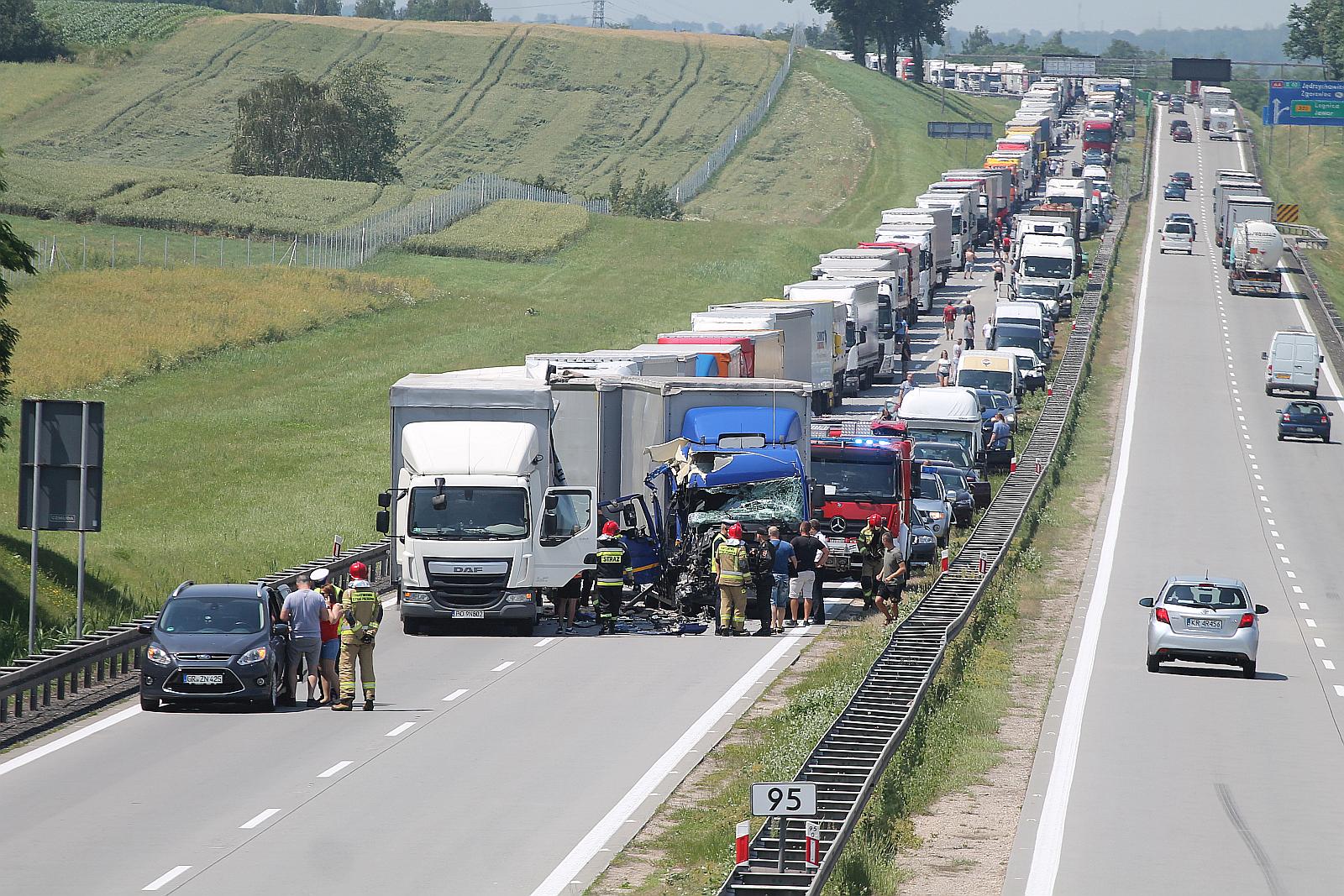 Kolizja na autostradzie A4. Trasa całkowicie zablokowana	