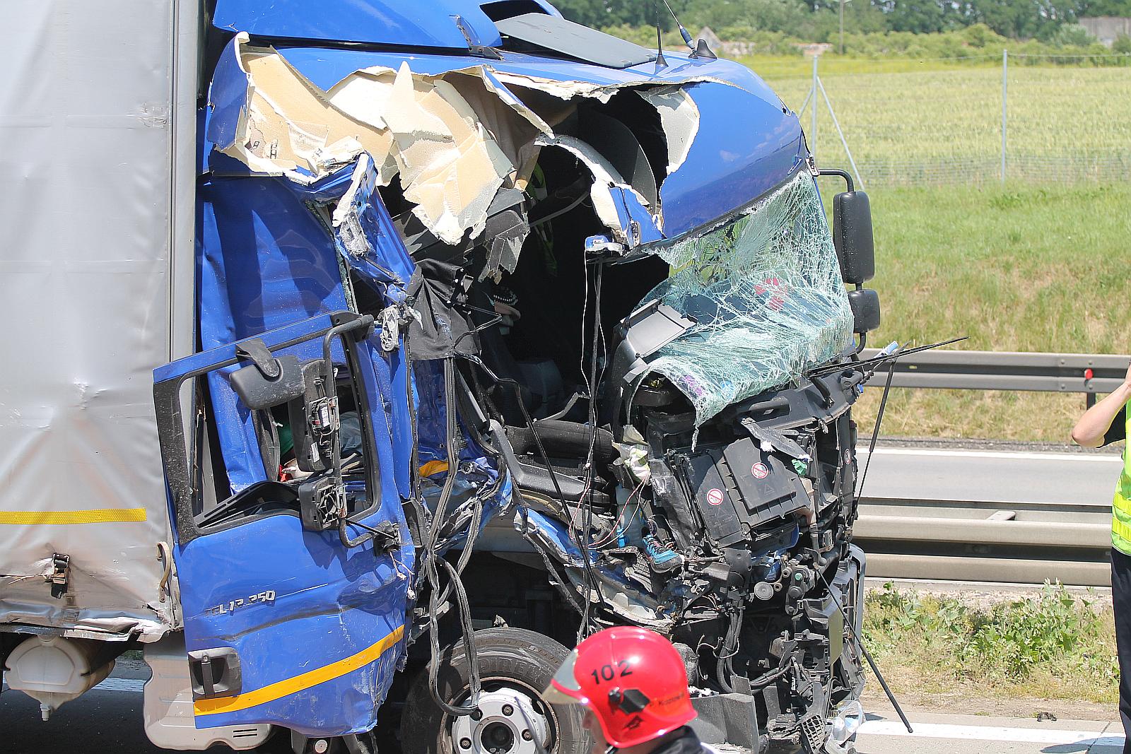Kolizja na autostradzie A4. Trasa całkowicie zablokowana	