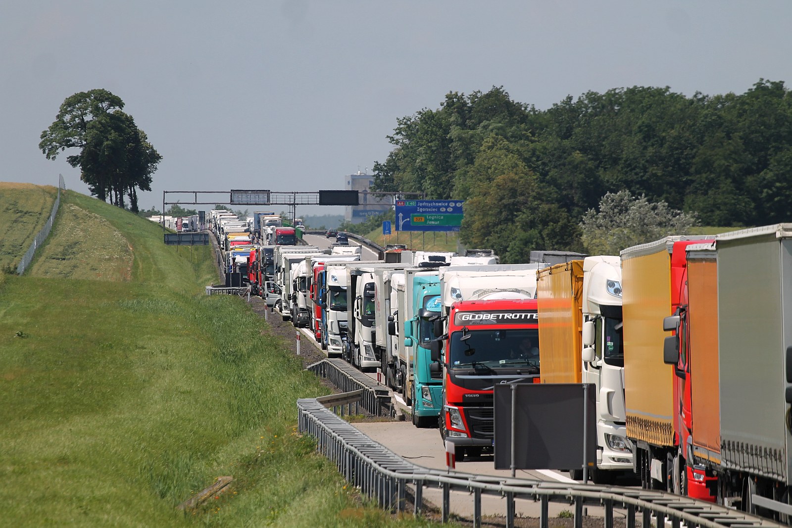 Kolizja na autostradzie A4. Trasa całkowicie zablokowana	