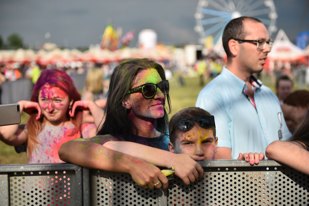 Setki osób na święcie kolorów na legnickim lotnisku
