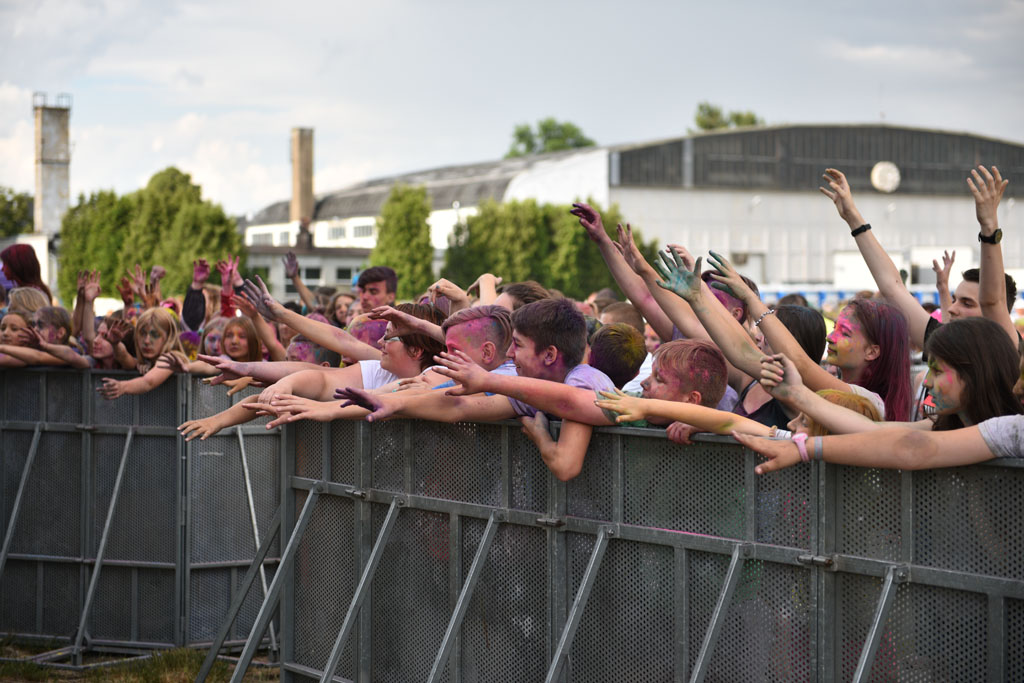 Setki osób na święcie kolorów na legnickim lotnisku