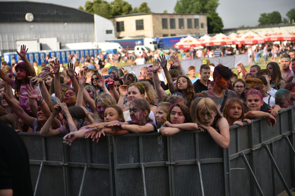 Setki osób na święcie kolorów na legnickim lotnisku
