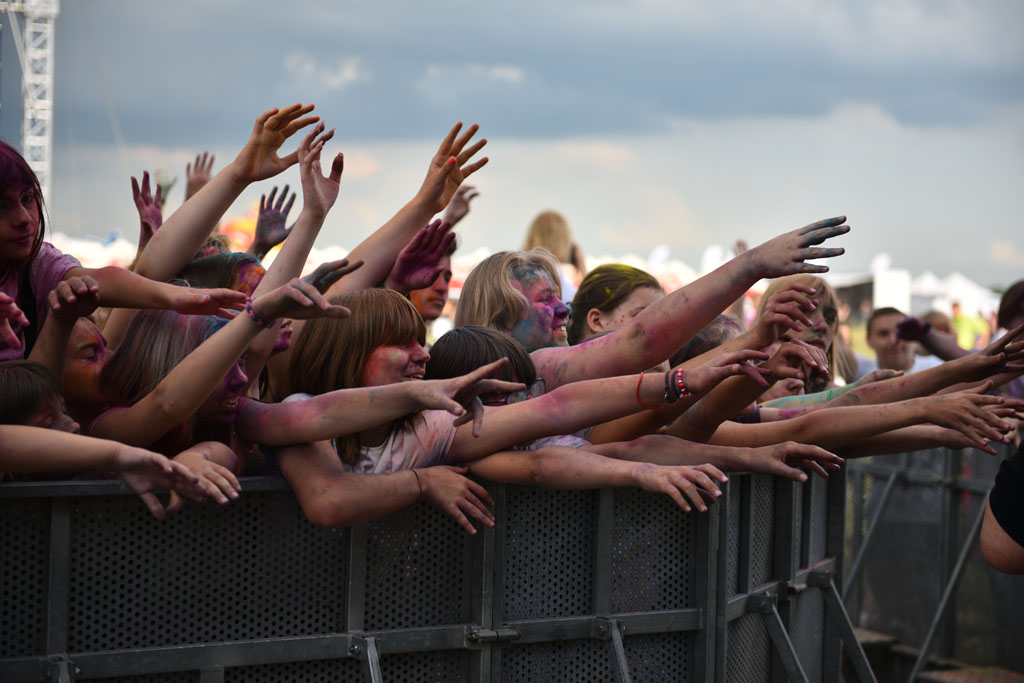 Setki osób na święcie kolorów na legnickim lotnisku
