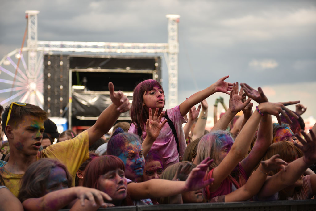 Setki osób na święcie kolorów na legnickim lotnisku