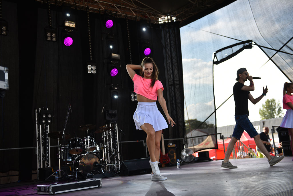 Bayera bajeruje ze sceny na lotnisku. Zaczęła się zabawa