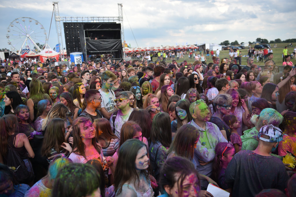 Setki osób na święcie kolorów na legnickim lotnisku