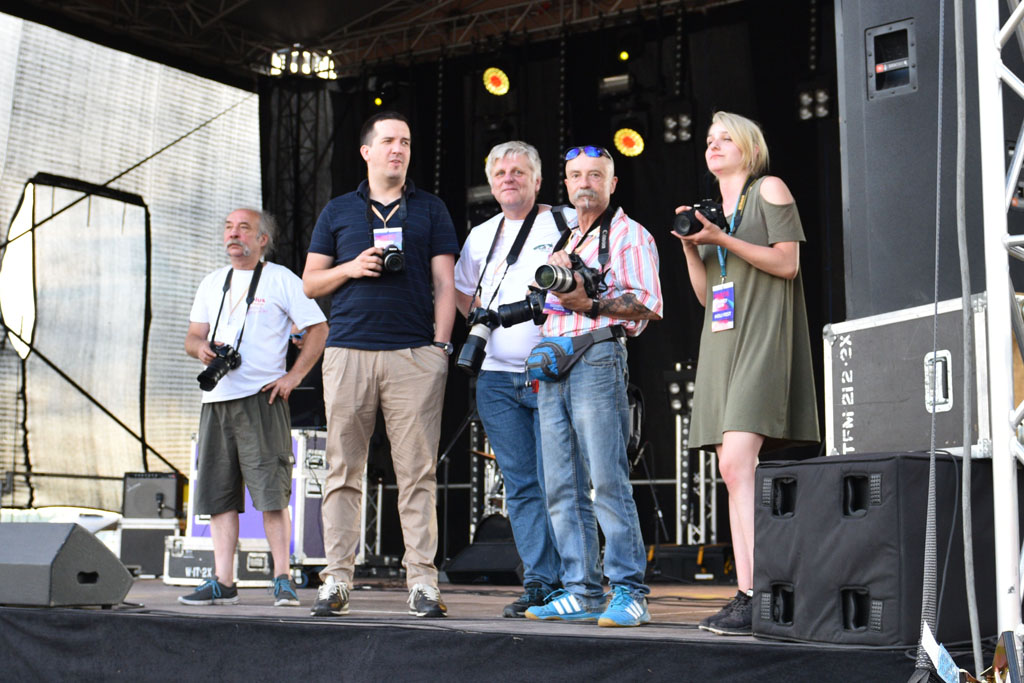 Setki osób na święcie kolorów na legnickim lotnisku