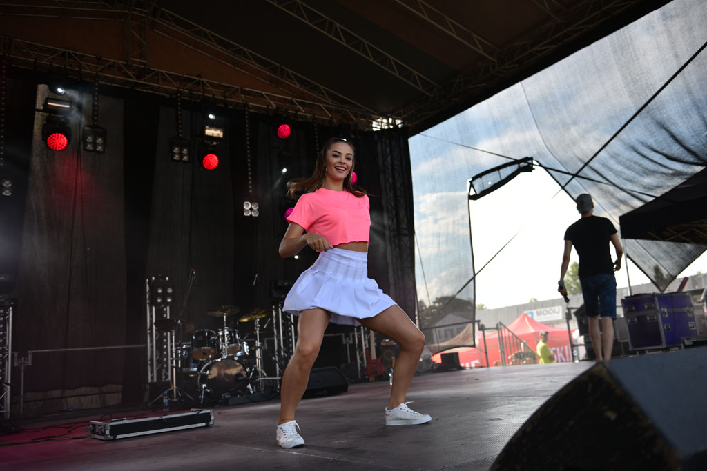 Bayera bajeruje ze sceny na lotnisku. Zaczęła się zabawa