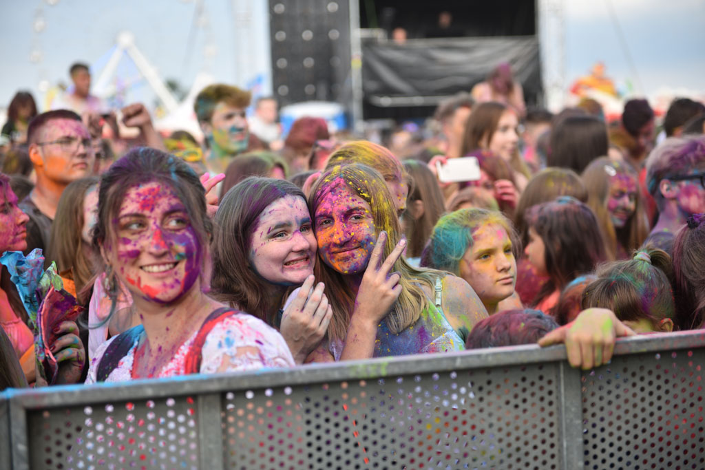 Setki osób na święcie kolorów na legnickim lotnisku