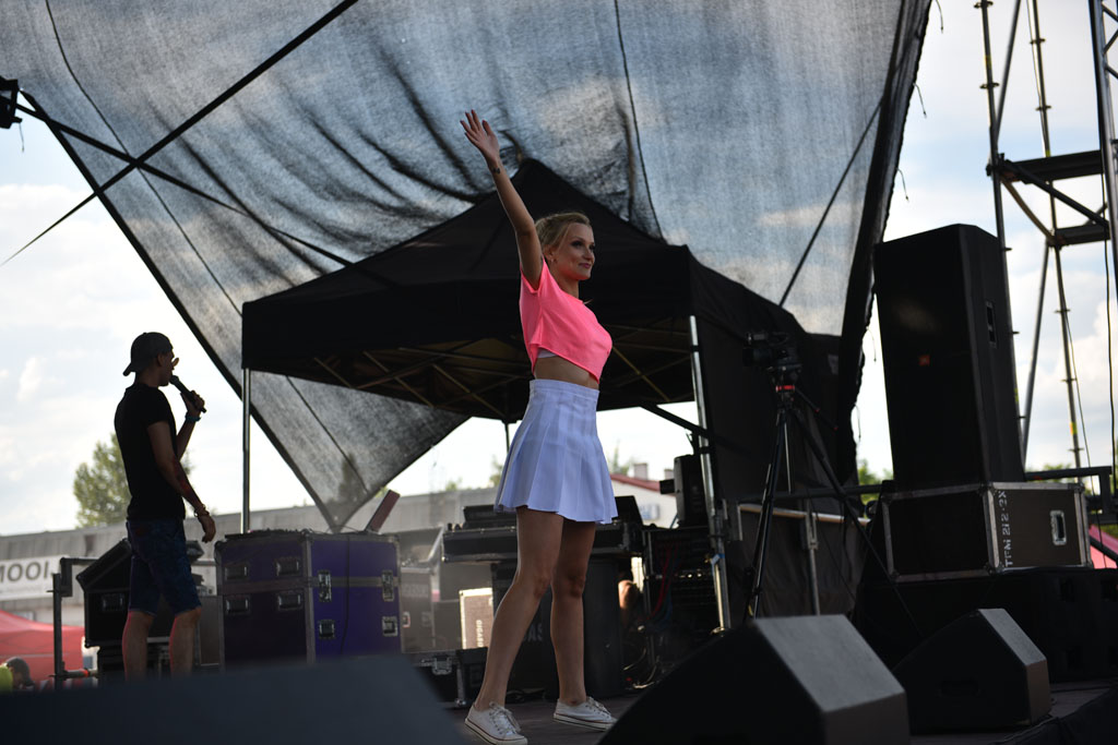 Bayera bajeruje ze sceny na lotnisku. Zaczęła się zabawa