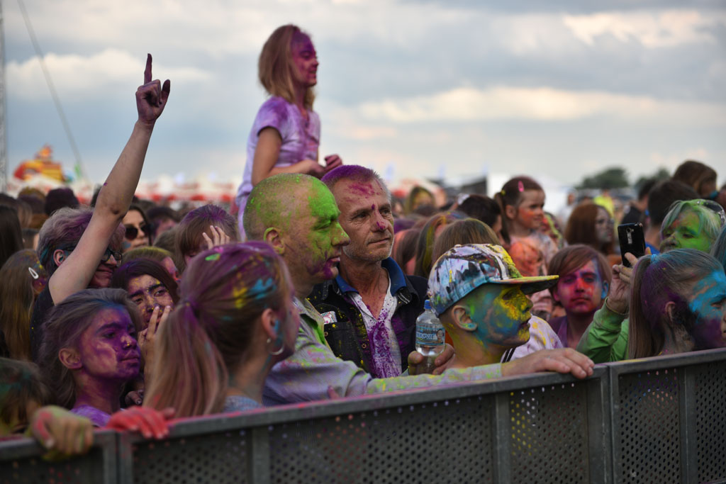 Setki osób na święcie kolorów na legnickim lotnisku
