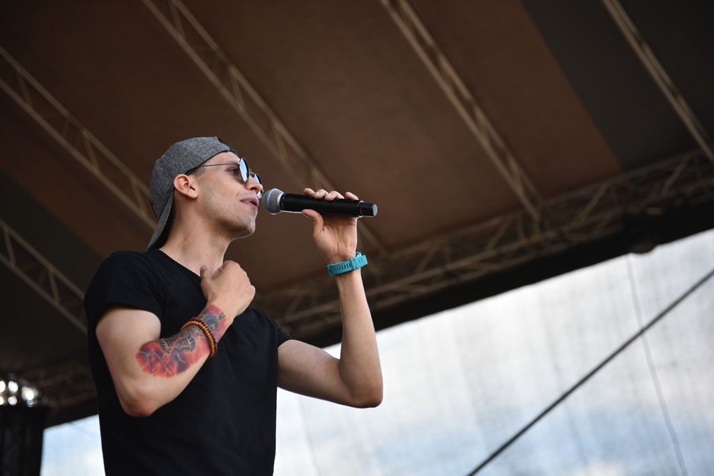 Bayera bajeruje ze sceny na lotnisku. Zaczęła się zabawa