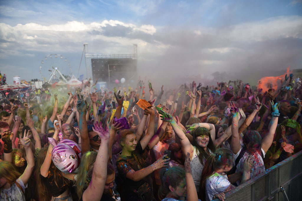 Setki osób na święcie kolorów na legnickim lotnisku