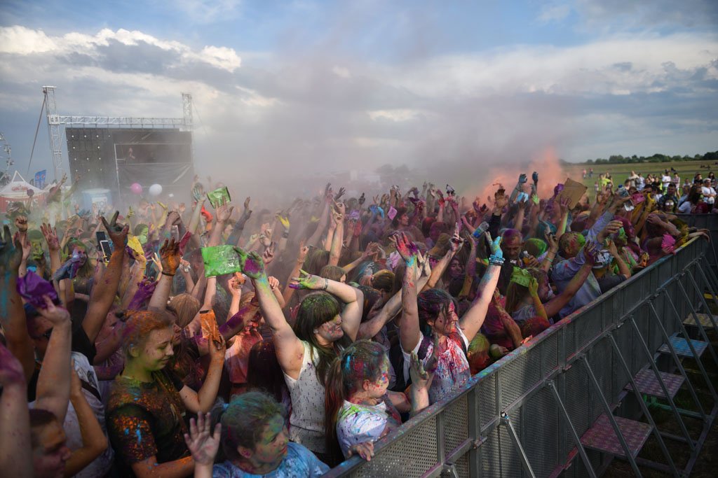 Setki osób na święcie kolorów na legnickim lotnisku