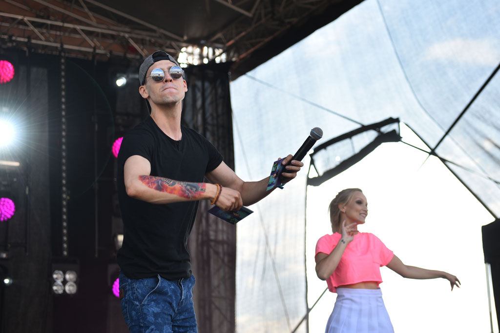 Bayera bajeruje ze sceny na lotnisku. Zaczęła się zabawa