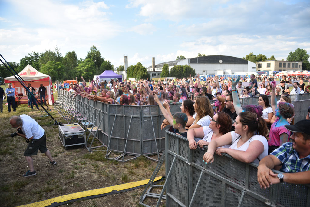 Bayera bajeruje ze sceny na lotnisku. Zaczęła się zabawa