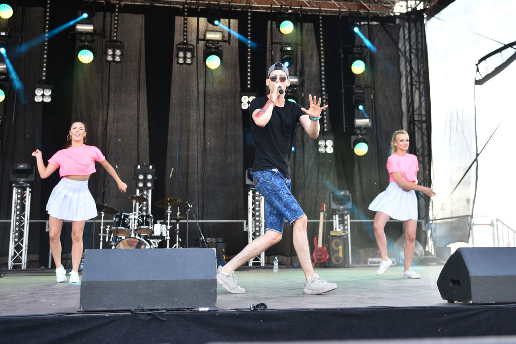 Bayera bajeruje ze sceny na lotnisku. Zaczęła się zabawa