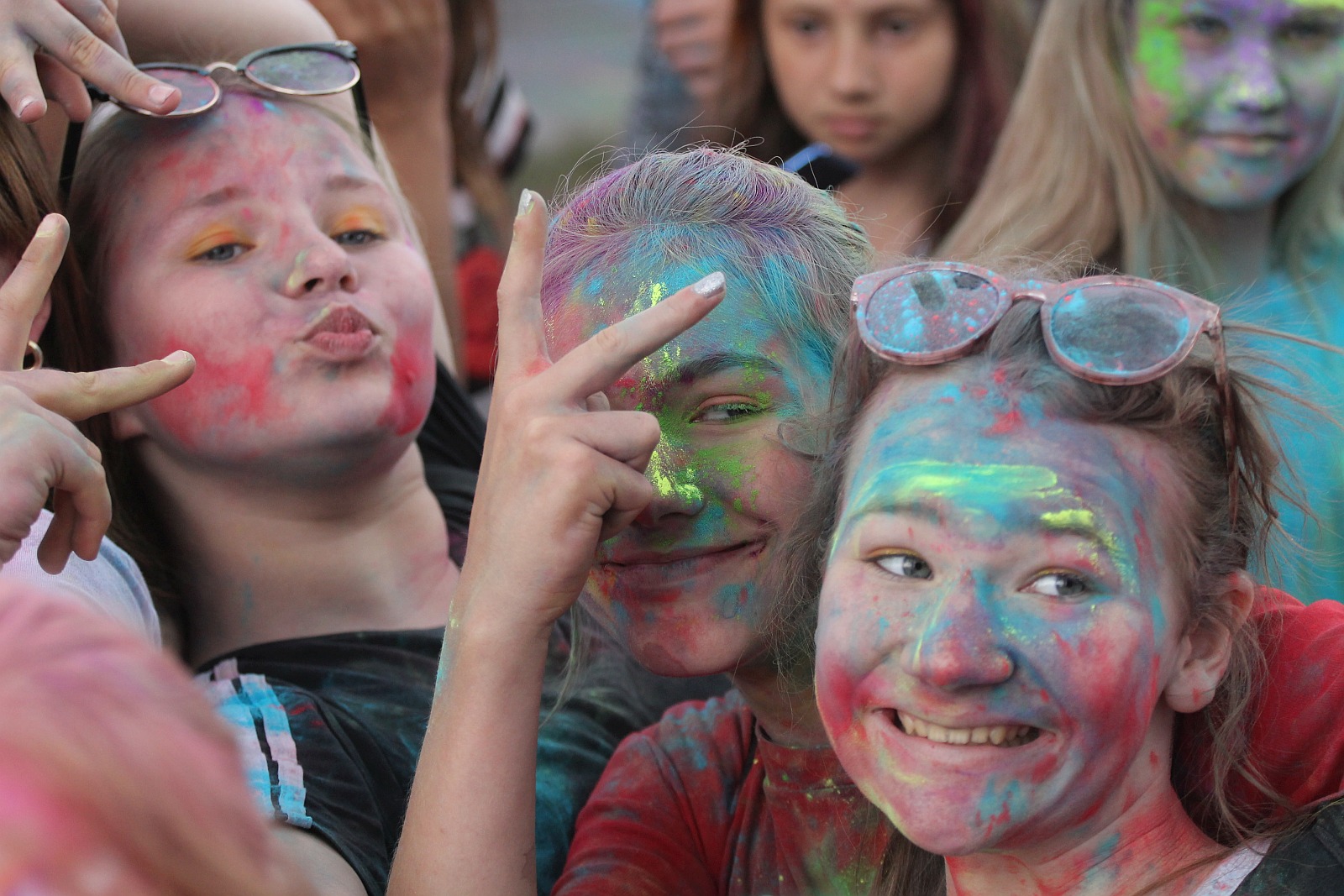Setki osób na święcie kolorów na legnickim lotnisku