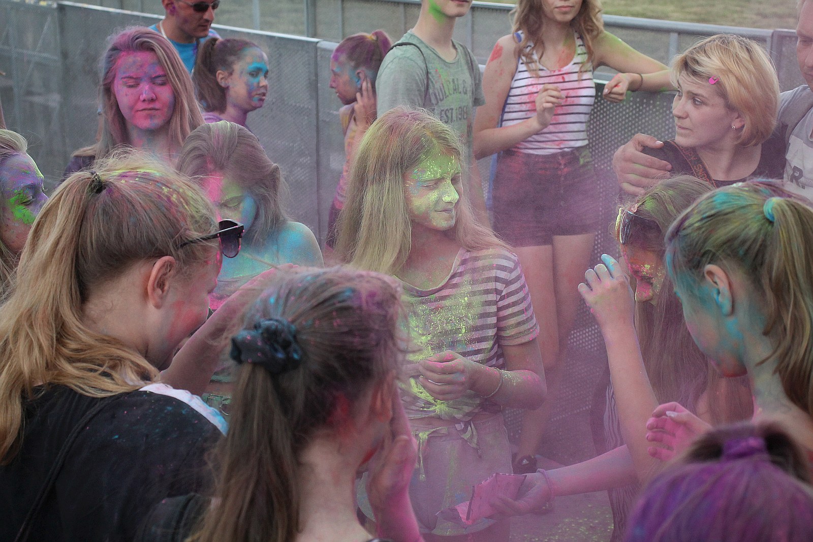 Setki osób na święcie kolorów na legnickim lotnisku