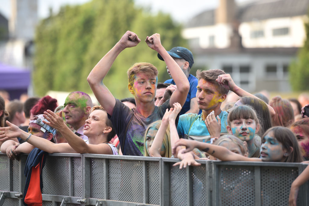Bayera bajeruje ze sceny na lotnisku. Zaczęła się zabawa