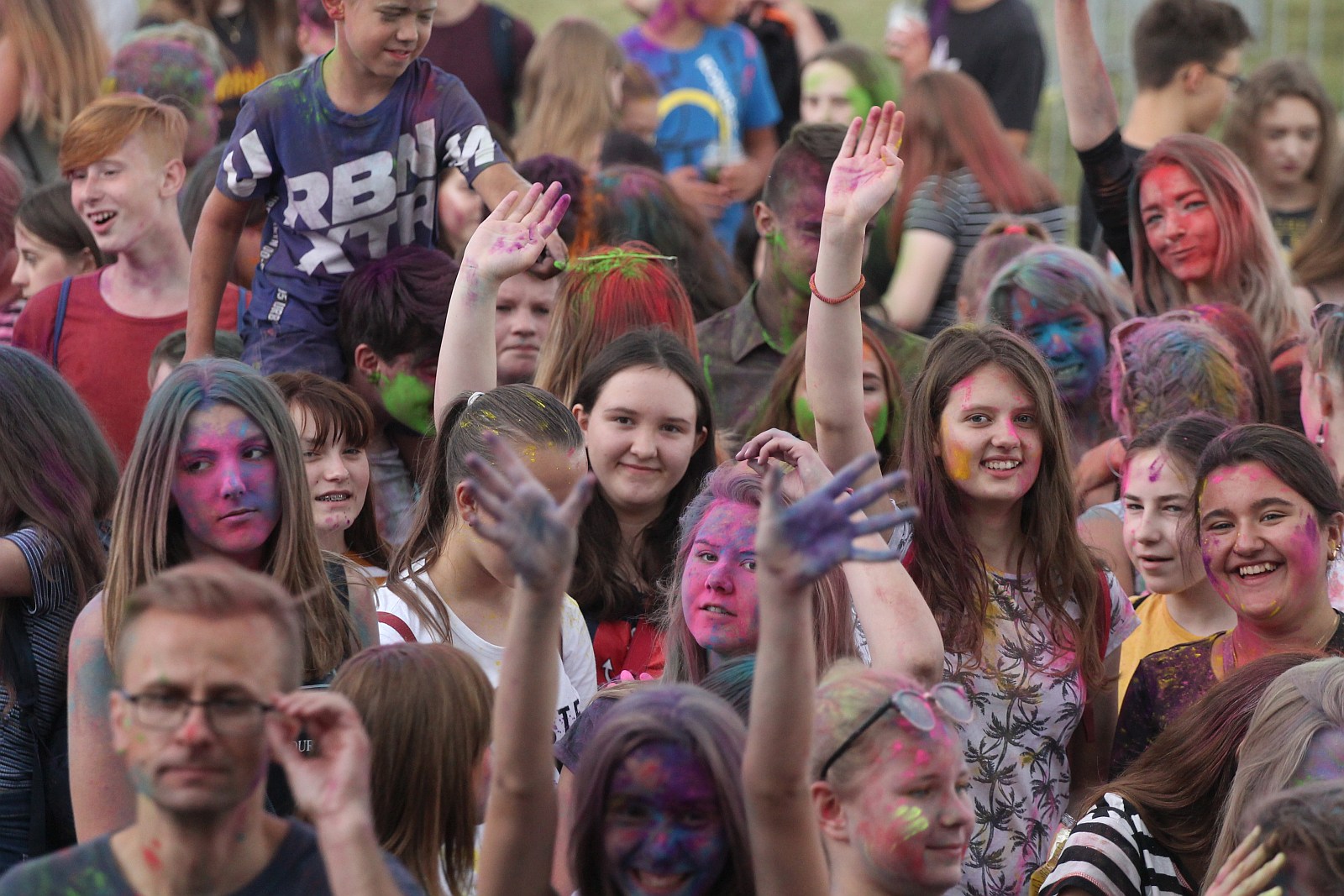Setki osób na święcie kolorów na legnickim lotnisku