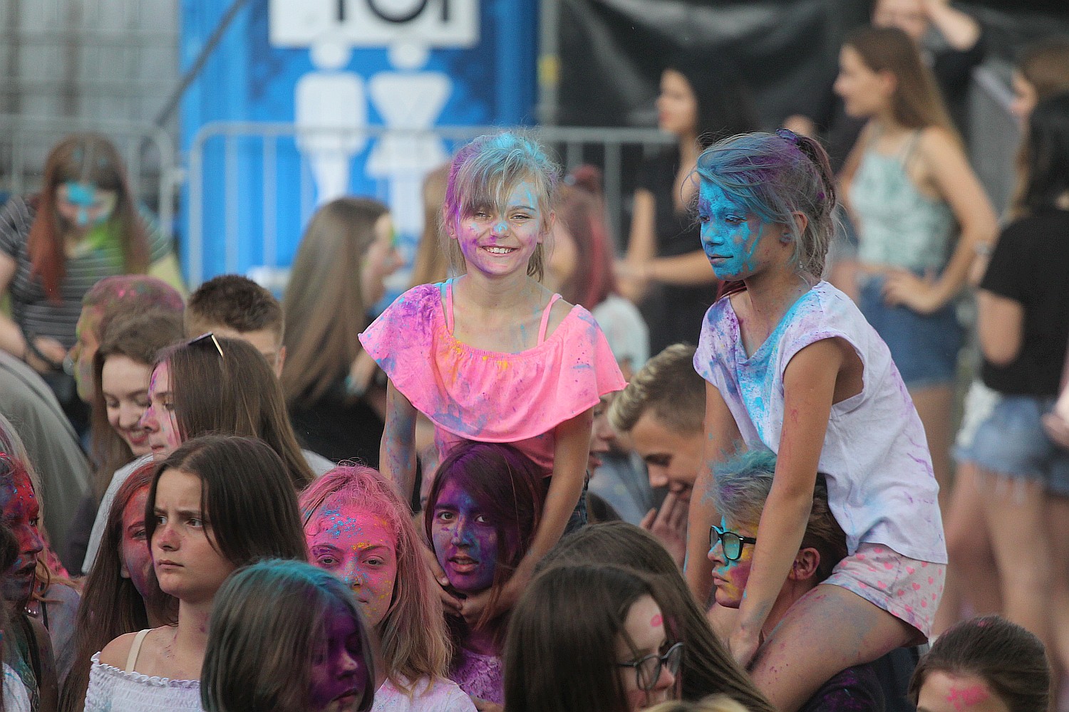 Setki osób na święcie kolorów na legnickim lotnisku