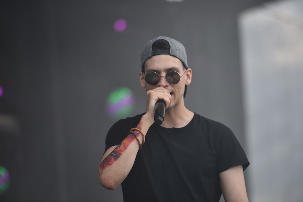 Bayera bajeruje ze sceny na lotnisku. Zaczęła się zabawa