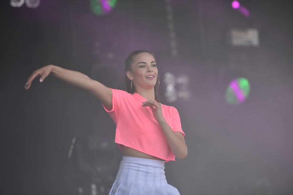 Bayera bajeruje ze sceny na lotnisku. Zaczęła się zabawa