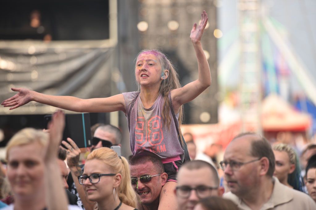 Bayera bajeruje ze sceny na lotnisku. Zaczęła się zabawa