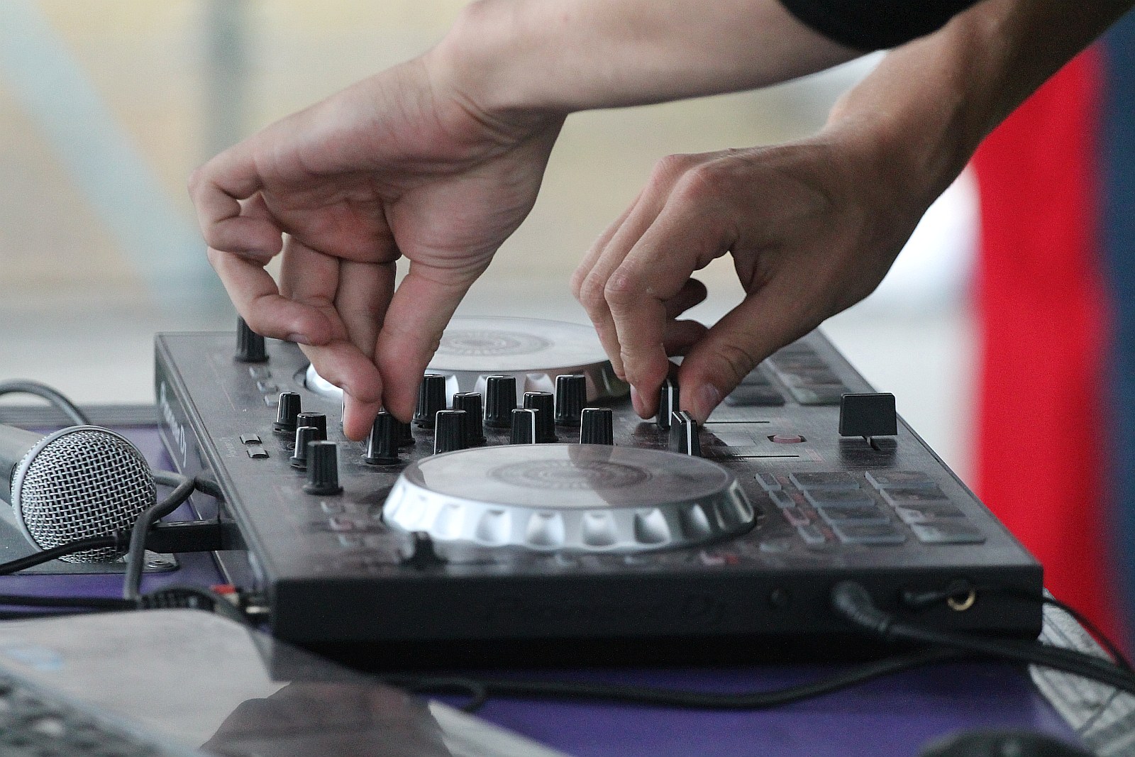 Setki osób na święcie kolorów na legnickim lotnisku