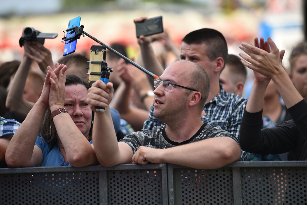 Bayera bajeruje ze sceny na lotnisku. Zaczęła się zabawa