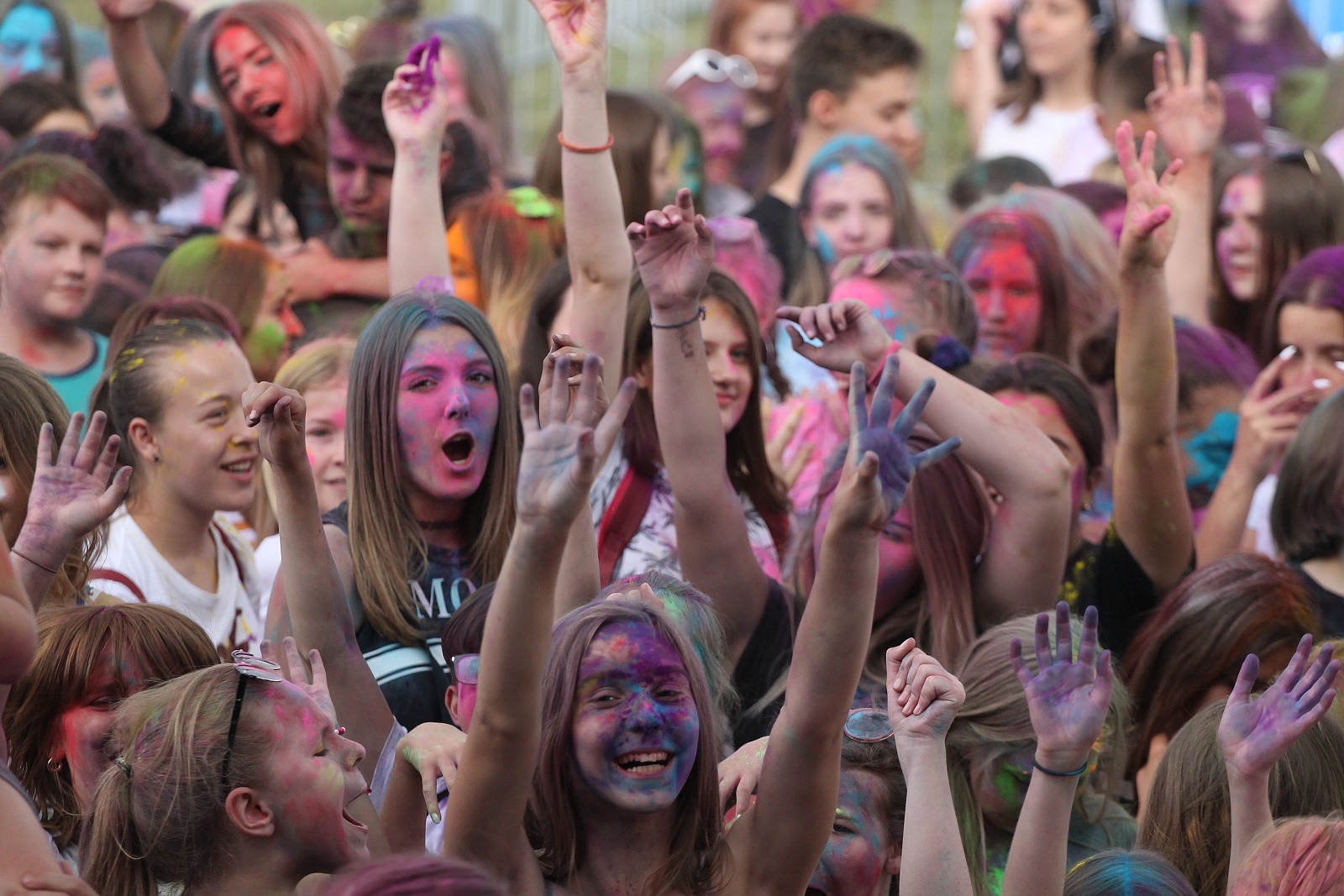 Setki osób na święcie kolorów na legnickim lotnisku