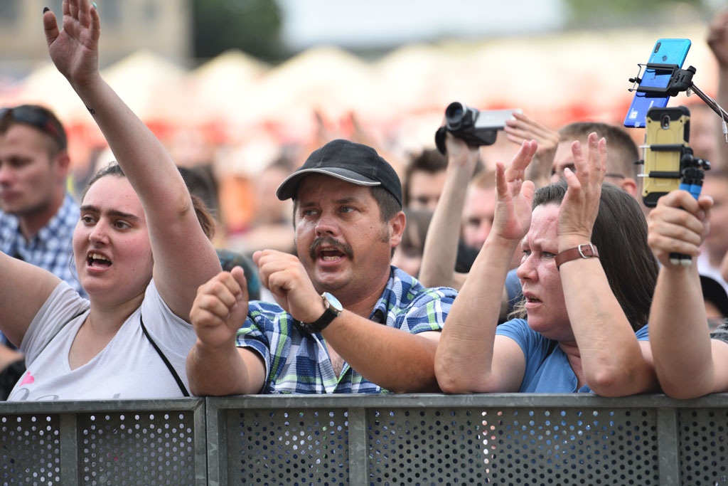 Bayera bajeruje ze sceny na lotnisku. Zaczęła się zabawa